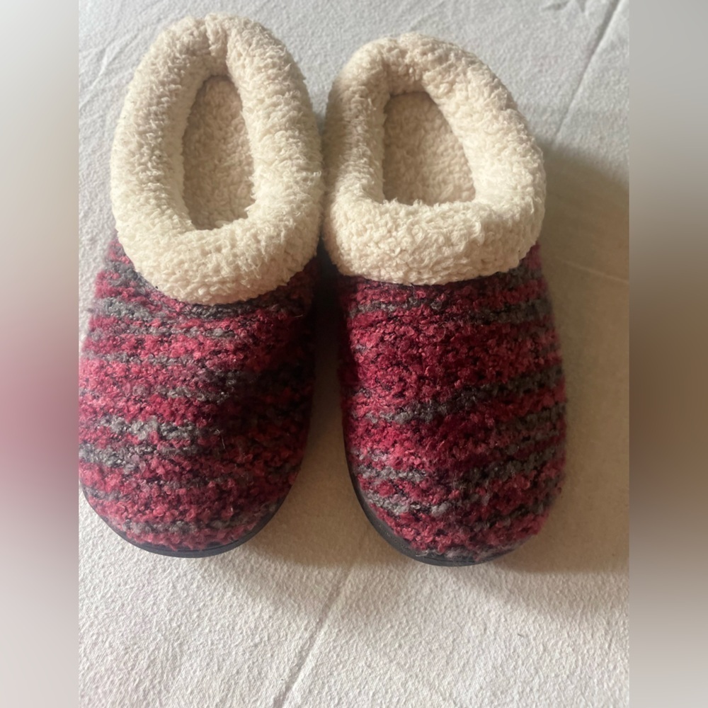 Dearfoam slippers- fleece insoles.. women's size 7 -